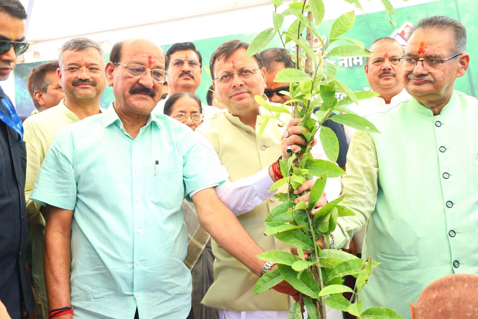 हरेला पर्व पर राज्यव्यापी पौधारोपण कार्यक्रम में मुख्यमंत्री ने रोपा रुद्राक्ष का पौधाप्र देश में हरेला का त्योहार मनाओ, धरती माँ का ऋण चुकाओ” थीम पर किया गया पौधा रोपण