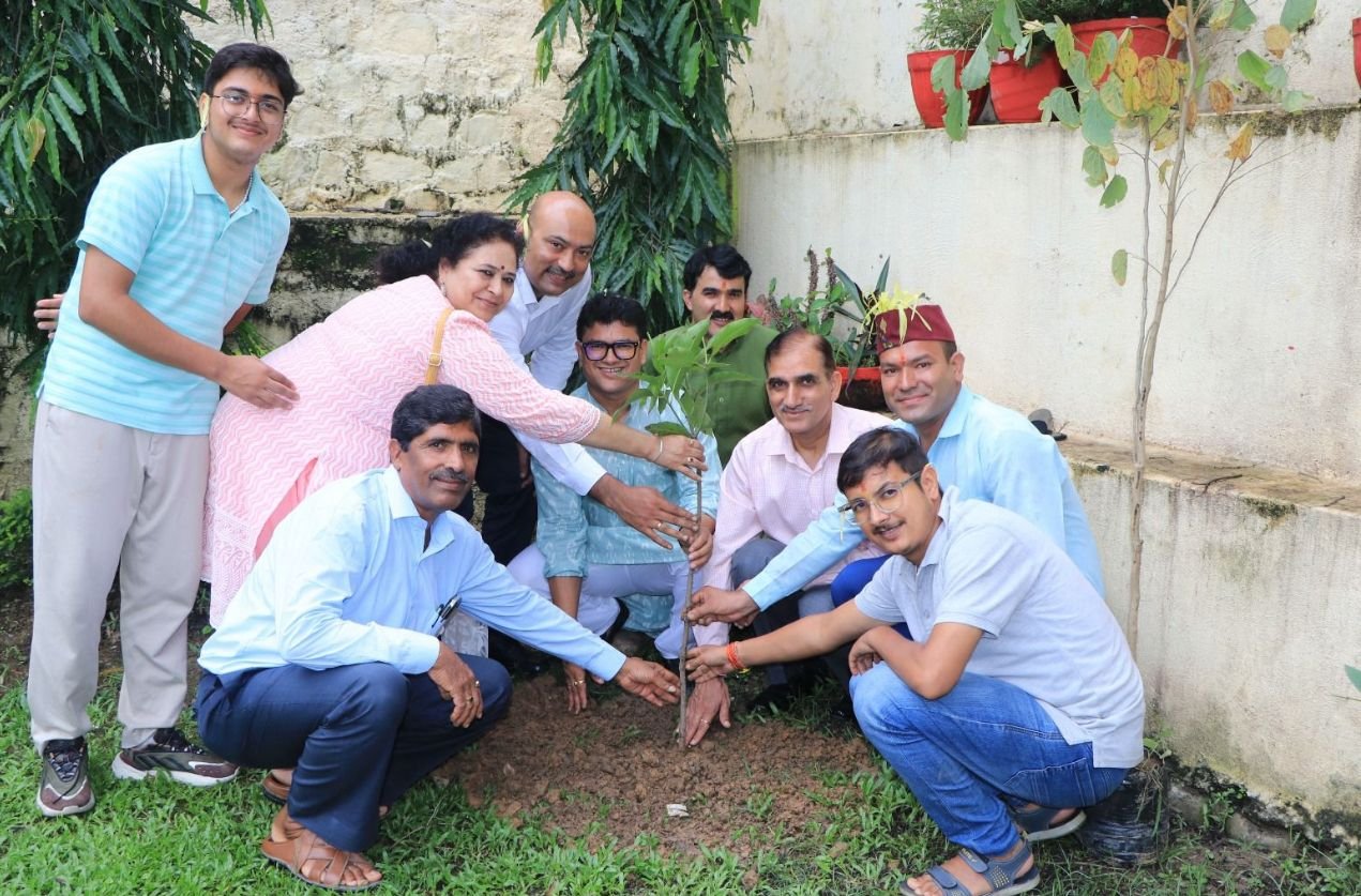 प्रकृति से प्रेम का उत्सव: सीआईएमएस कॉलेज में हरेला पर्व पर वृक्षारोपण व चेतना संवाद