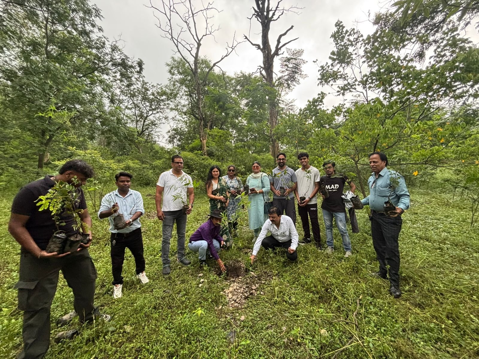 देहरादून: हरेला पर्व पर सौडा सरोली में पौधा रोपण, पर्यावरण संरक्षण का लिया संकल्प
