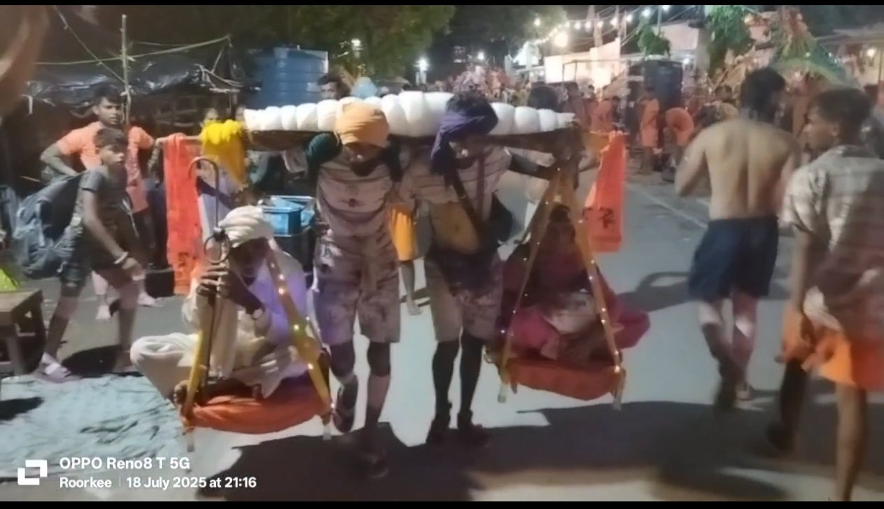 श्रावण कुमार बनकर कावण में बिठाकर माता-पिता को करा रहे हैं कावड़ यात्रा